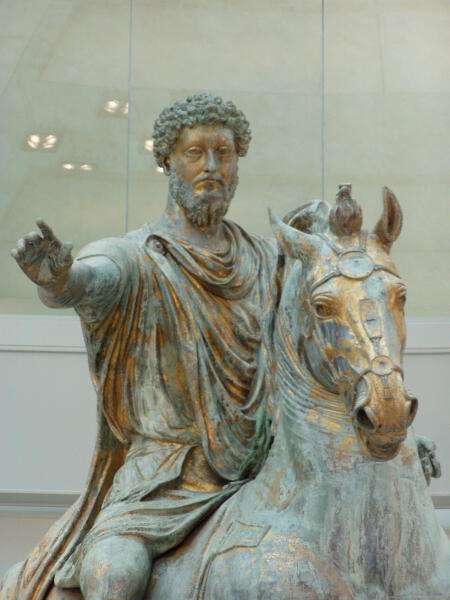 Конная статуя Марка Аврелия (найдена в эпоху Возрождения и воздвигнута на римском Капитолии)