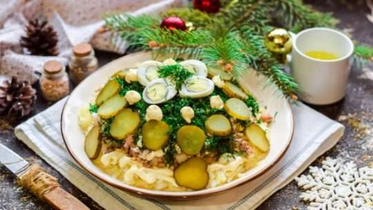 10 простых салатов с рыбными консервами