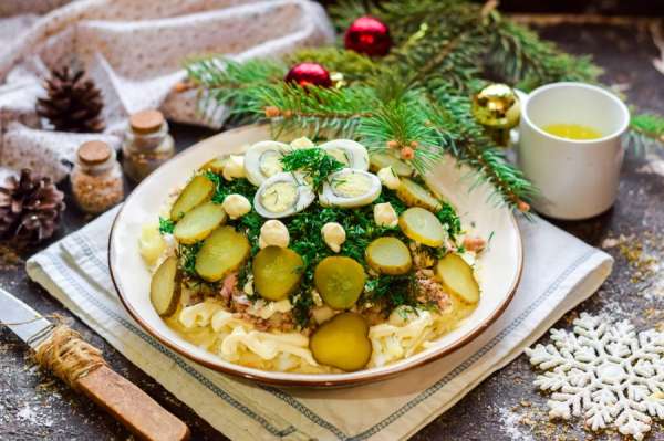 10 простых салатов с рыбными консервами