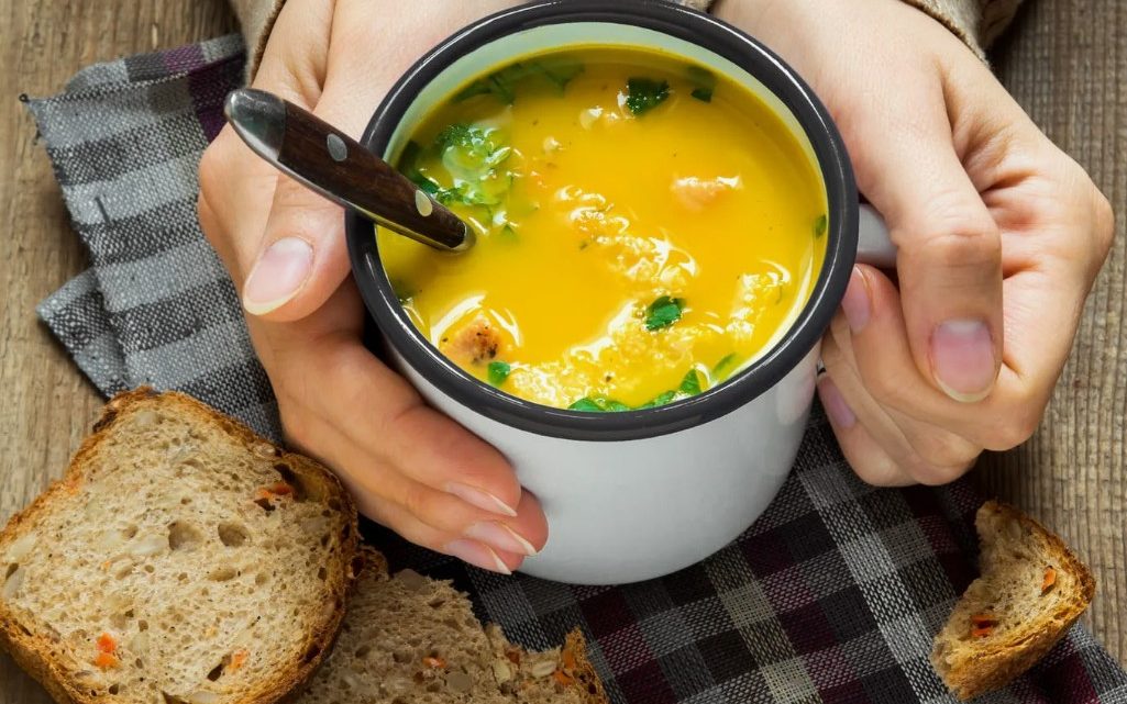 Почему тёплый суп на завтрак лучше кофе с круассаном