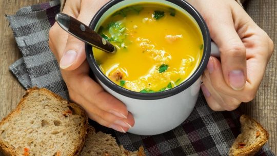 Почему тёплый суп на завтрак лучше кофе с круассаном